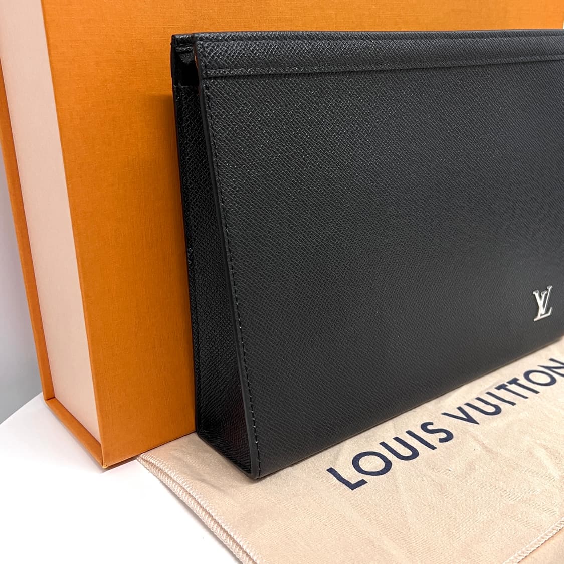 루이비통 LV 타이가 포쉐트 보야주 클러치백 블랙 (M30450) 상품이미지6