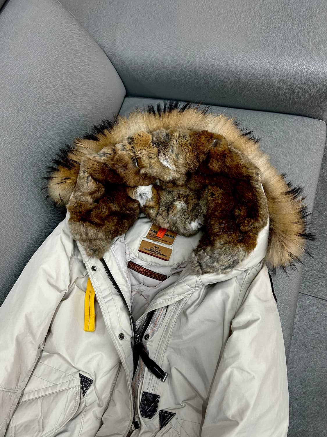 파라점퍼스 여성 라쿤퍼후드 롱다운패딩(M) 상품이미지3