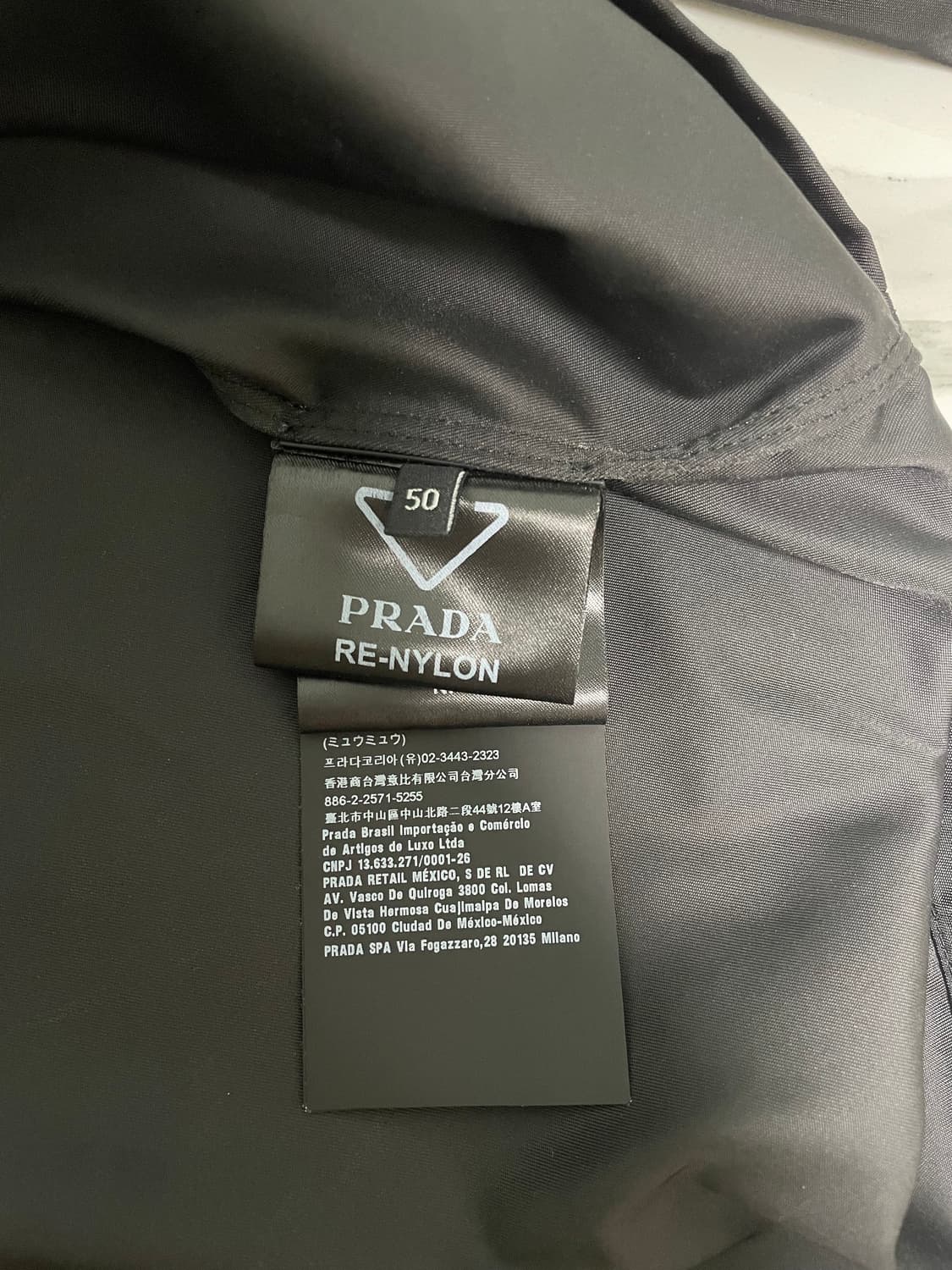 프라다 리나일론 트라이앵글 로고 셋업 50/48 상품이미지4