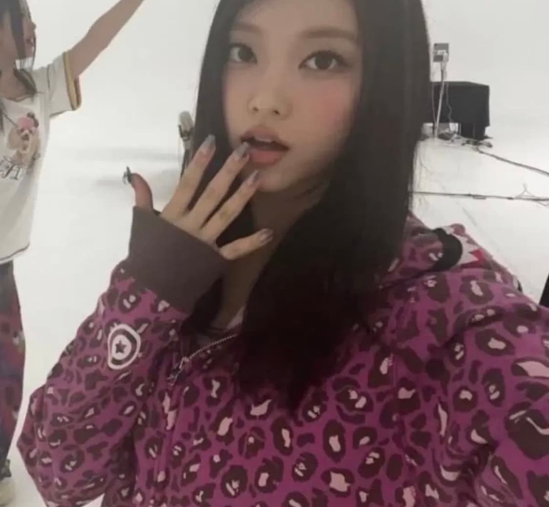 베이프 후드집업 해린 착용 상품이미지2