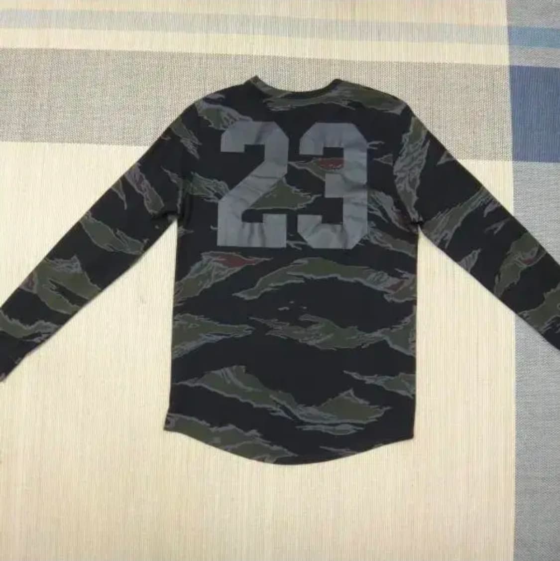 나이키 밀리터리 조던 카모 긴팔 티셔츠 사이즈 100 상품이미지2