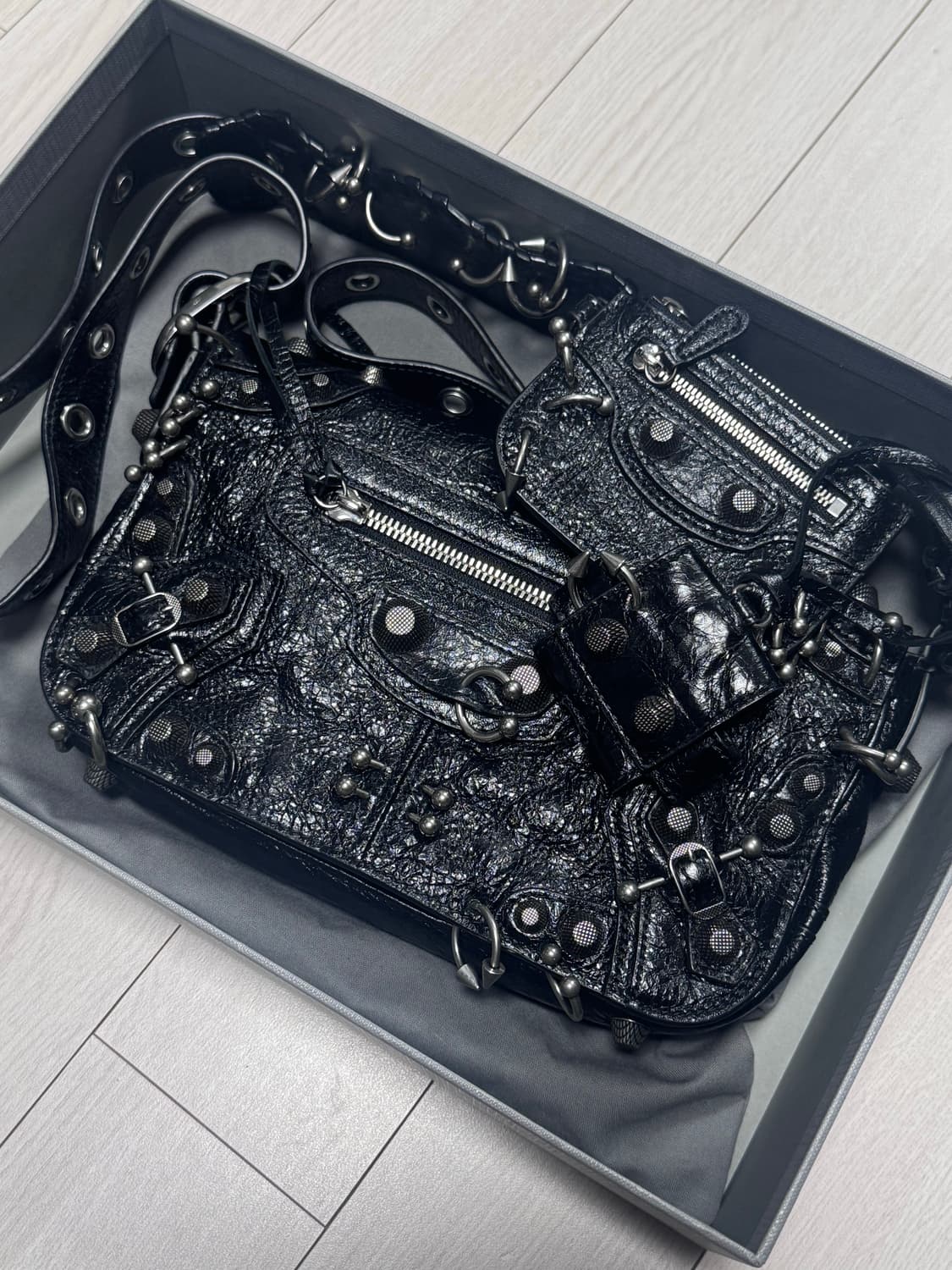 발렌시아가 피어싱 플랩백 판매합니다! 상품이미지1