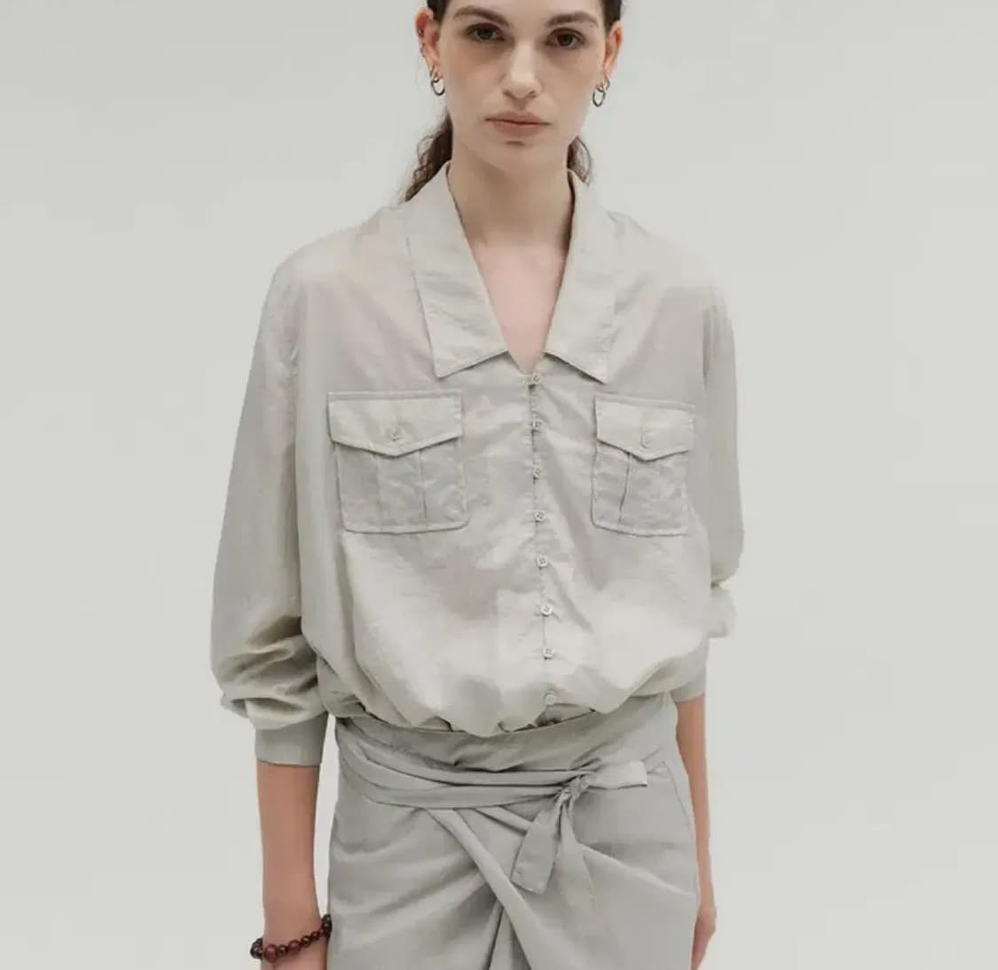 (Set) 솔티페블 포켓 버튼 글로시 셔츠, 스커트 베이지 상품이미지1