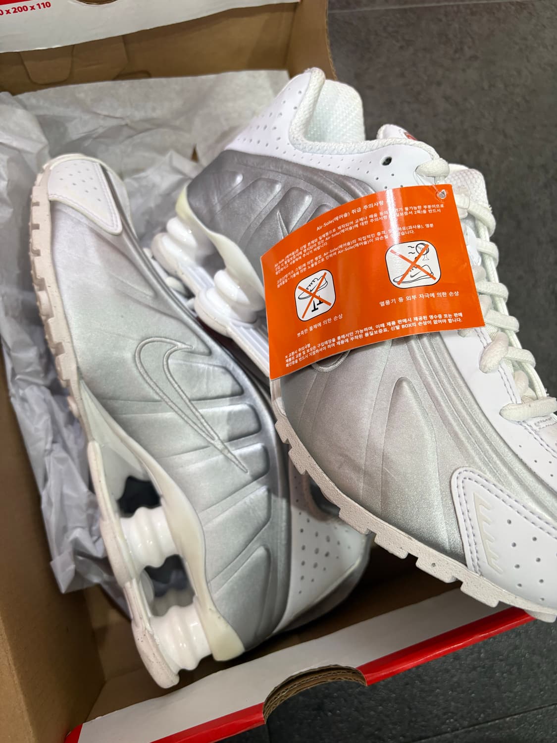 (W) 나이키 샥스 R4 화이트 메탈릭 실버 상품이미지2