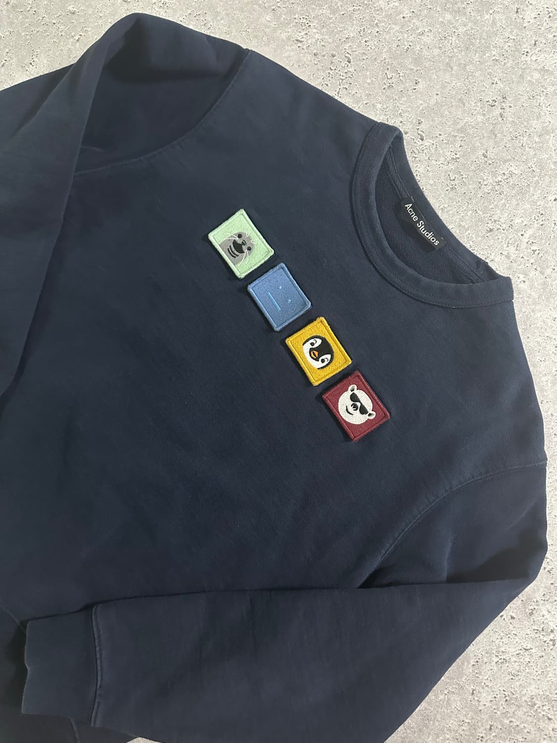 아크네 스튜디오 네이비 맨투맨 패치워크 상품이미지1