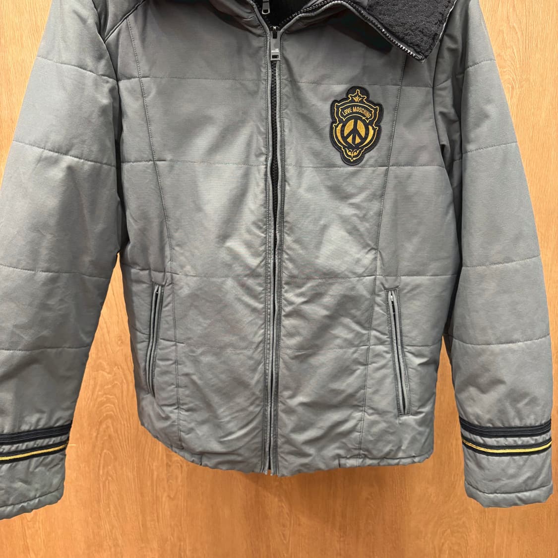 러브 모스키노 후드 패딩 점퍼 보아퍼 라이닝 엠블럼 패치 디테일 그레이 상품이미지5