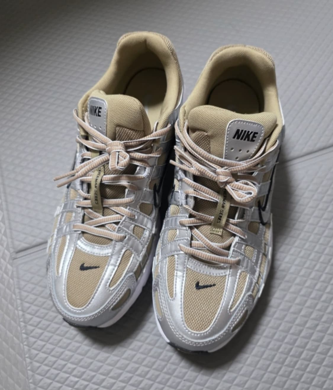나이키 P-6000 메탈릭 실버 운동화 남성270mm 상품이미지1