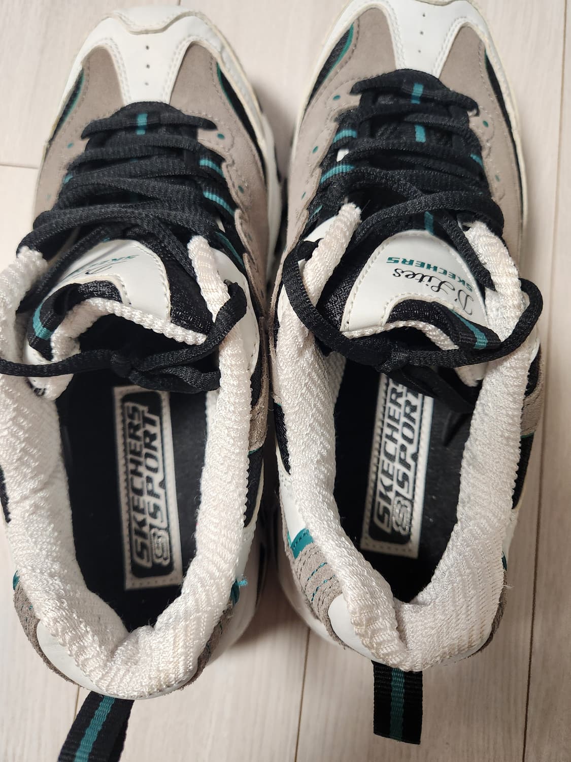 새상품급)스케쳐스 D'Lites 운동화 화이트/그레이 사이즈240

 상품이미지5