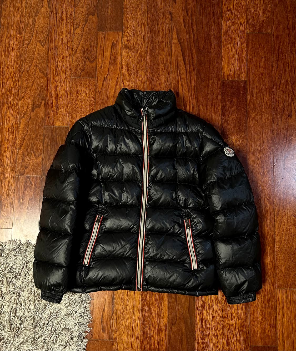 몽클레어 키즈 블랙 유광 구스다운 패딩(10세) 상품이미지3