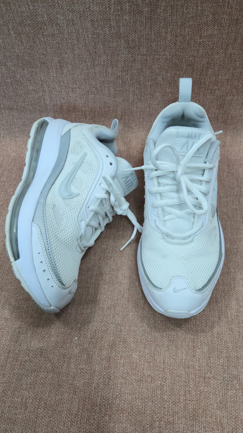 나이키 245mm-  에어맥스 AP 여성운동화
유니크한 디자인
상태 아주 상품이미지1