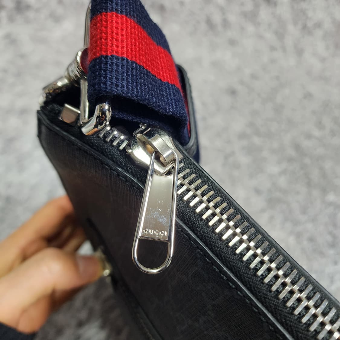 구찌 GG 수프림 웹 스트랩 블랙 메신저 크로스백 상품이미지5