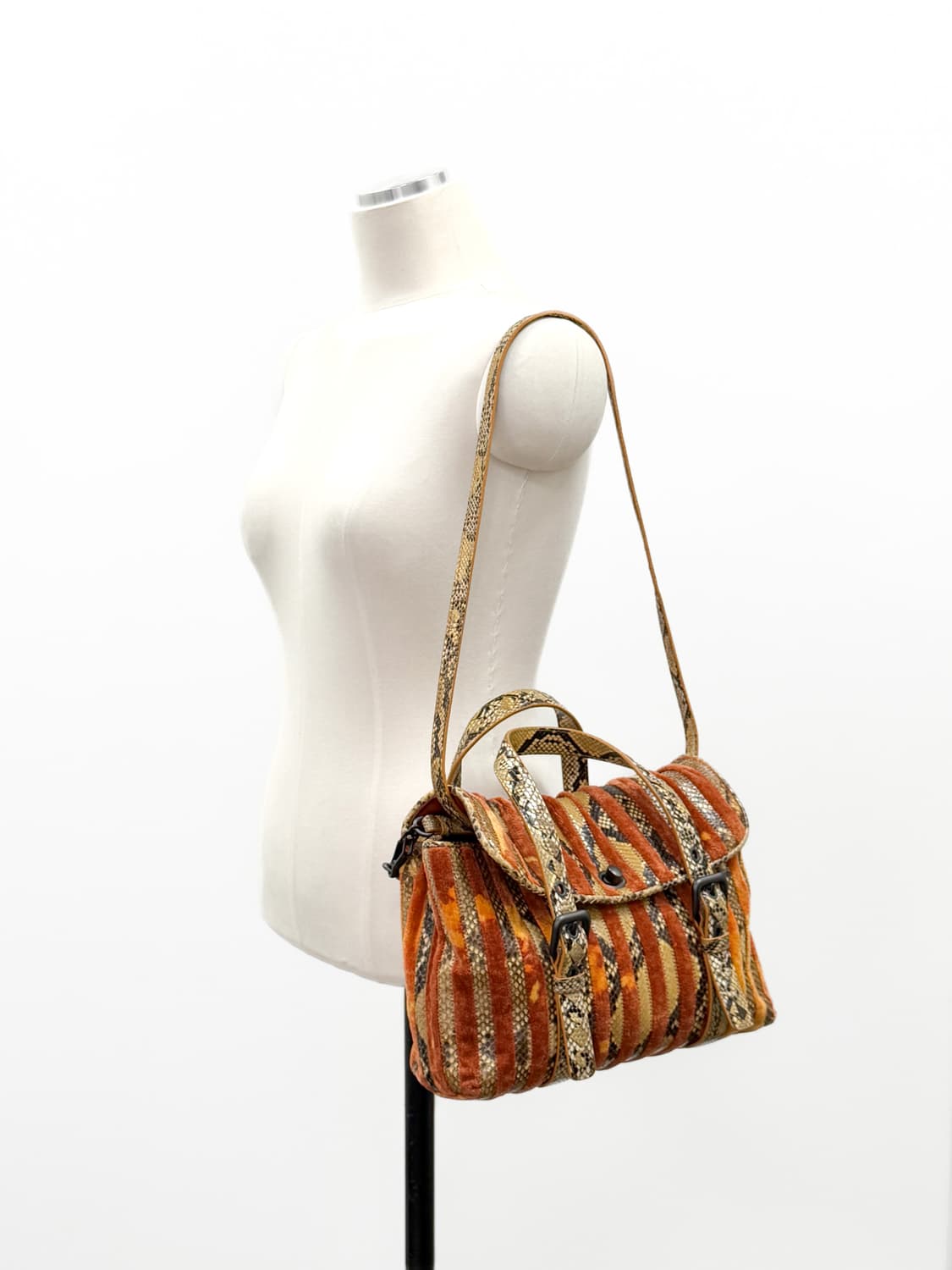 보테가베네타 벨벳 에어스 스네이크스킨 사첼백 상품이미지3