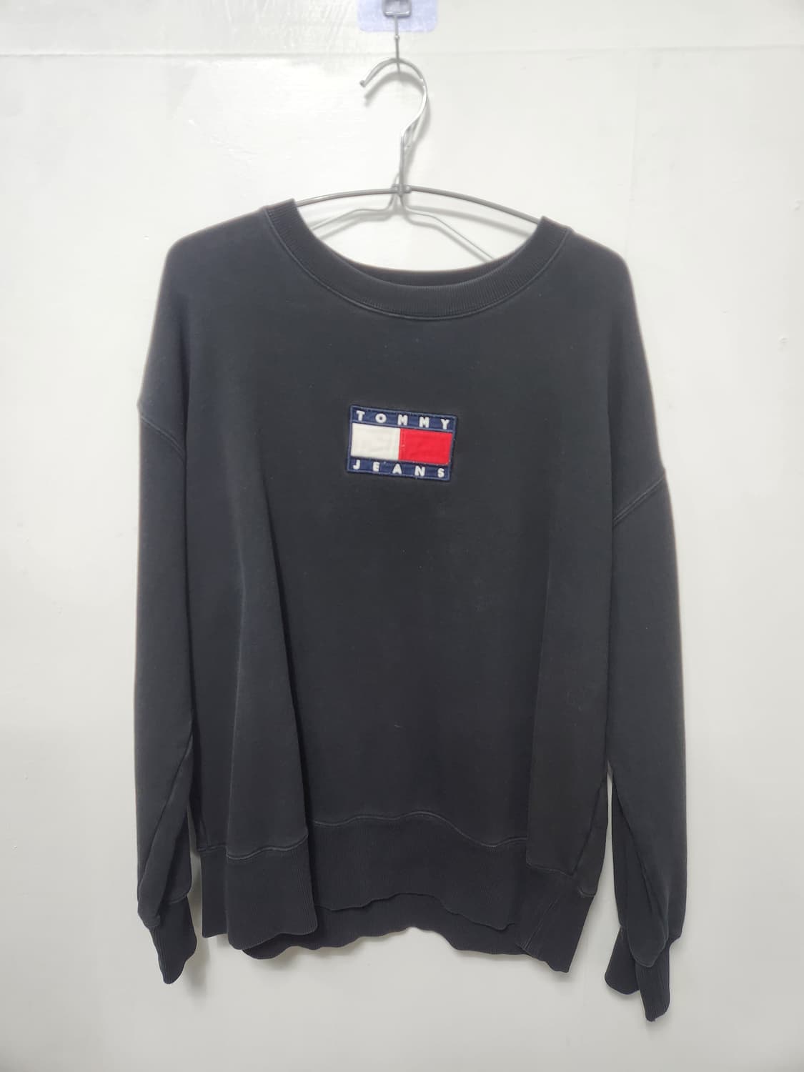 [정품] 타미 진스 90s 센터 빅로고 맨투맨 블랙 상품이미지1