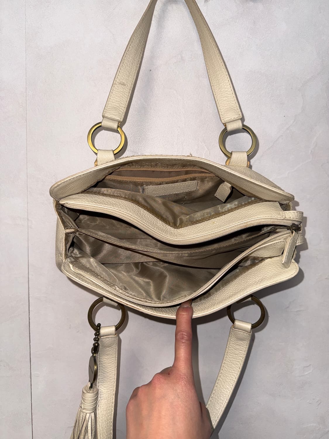 Anne Klein ivory stitch tassel 숄더백  상품이미지6