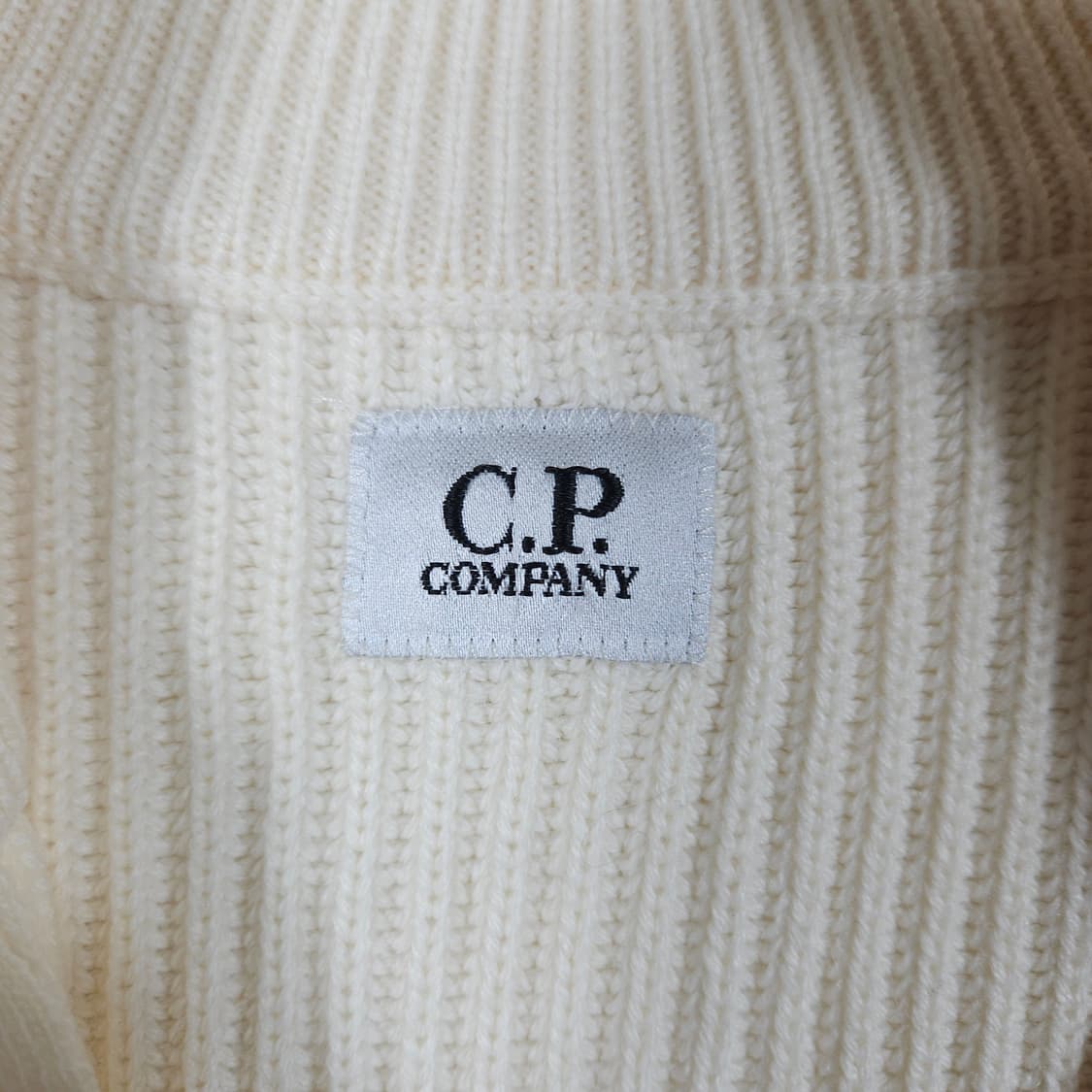 씨피컴퍼니 렌즈 반집업 니트 상품이미지5