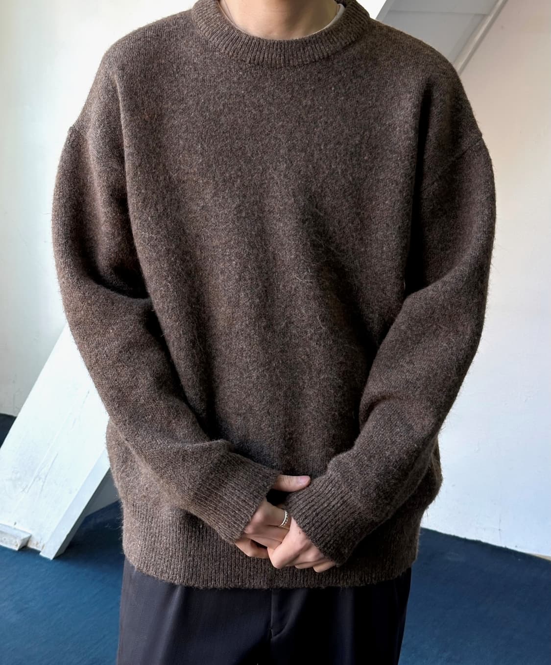 Cloudy fabric crew neck knit P/O 상품이미지3