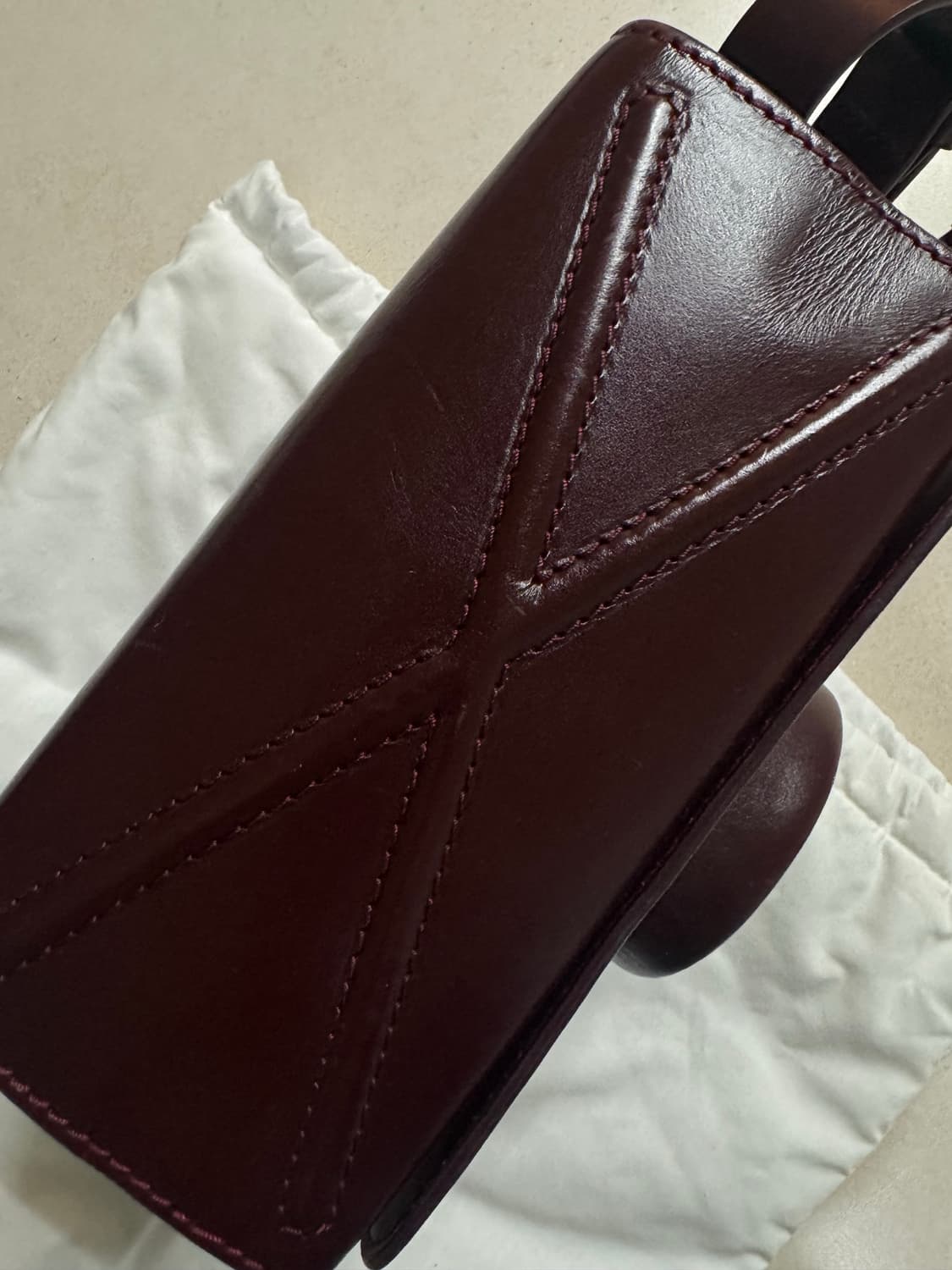 르메르 카메라백 베지터블 탠 레더 체리 마호가니 미듐 사이즈 상품이미지7