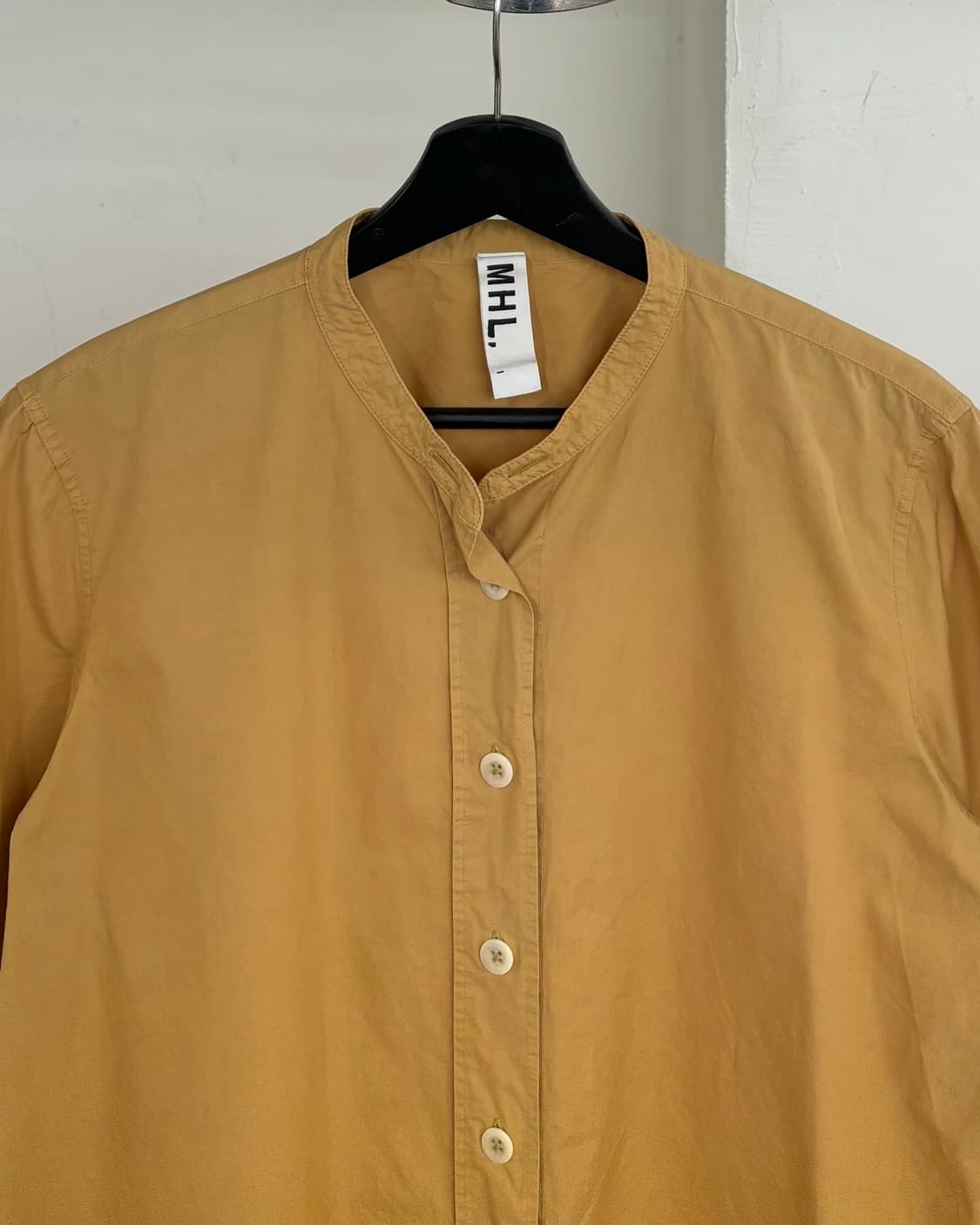 엠에이치엘 옐로우 밴드 카라 반팔 셔츠 상품이미지2