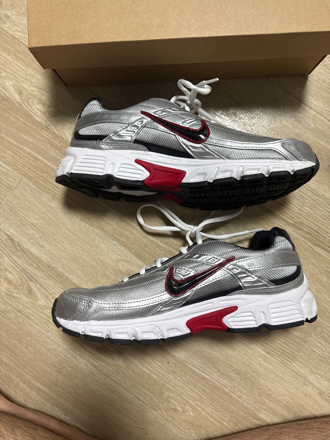 나이키 이니시에이터 운동화 실버/레드 상품이미지4