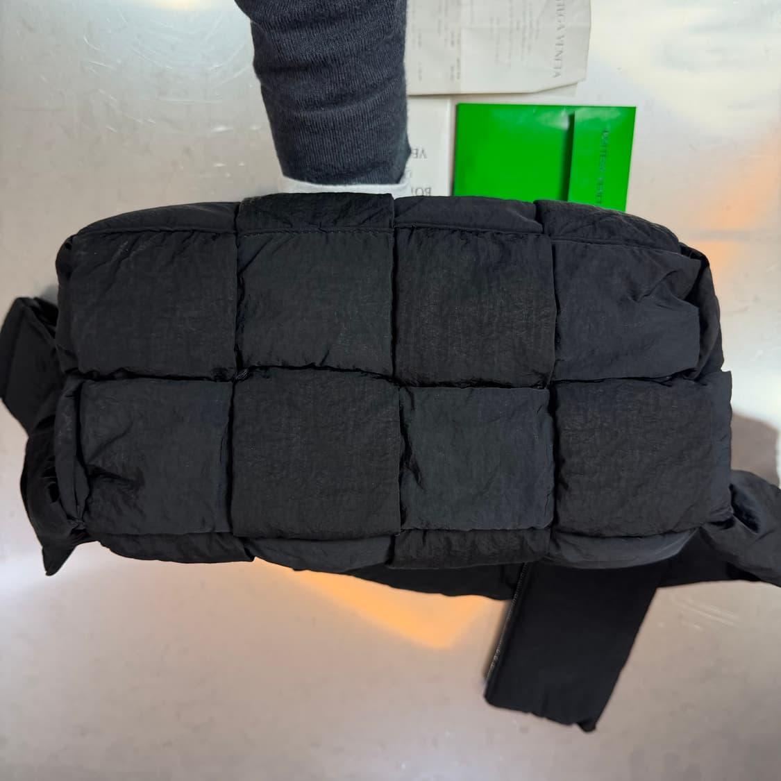[리오브전포점] 보테가베네타 테크 패딩 카세트백 상품이미지3