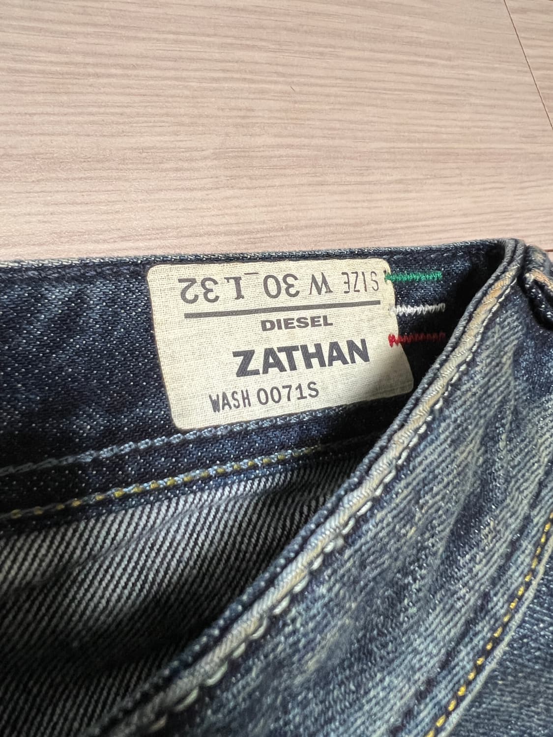 디젤 DIESEL ZATHAN 워시드 데님 팬츠 (W30 / L32)  상품이미지9