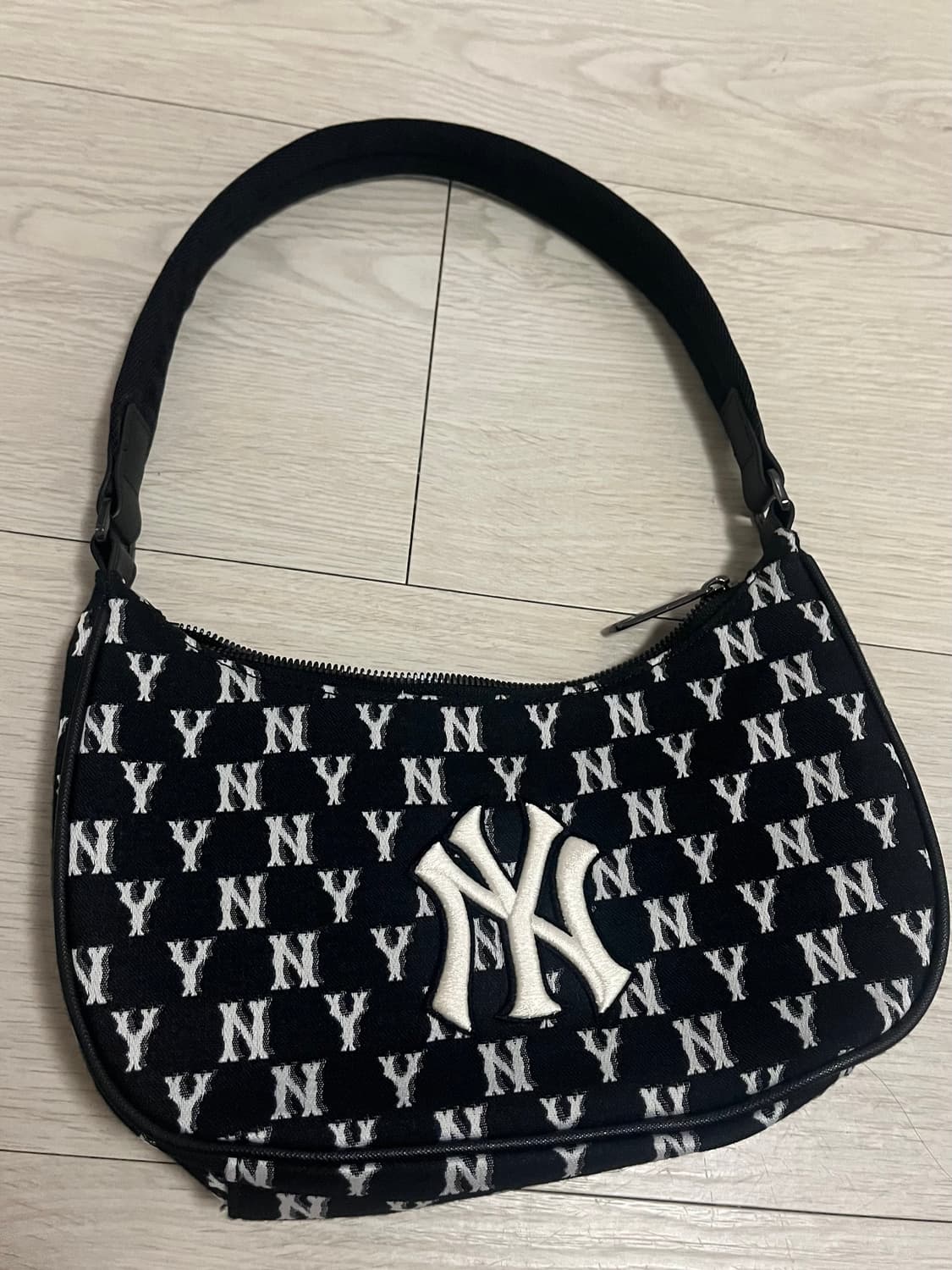 엠엘비 모노그램 자카드 호보백 NY 상품이미지1