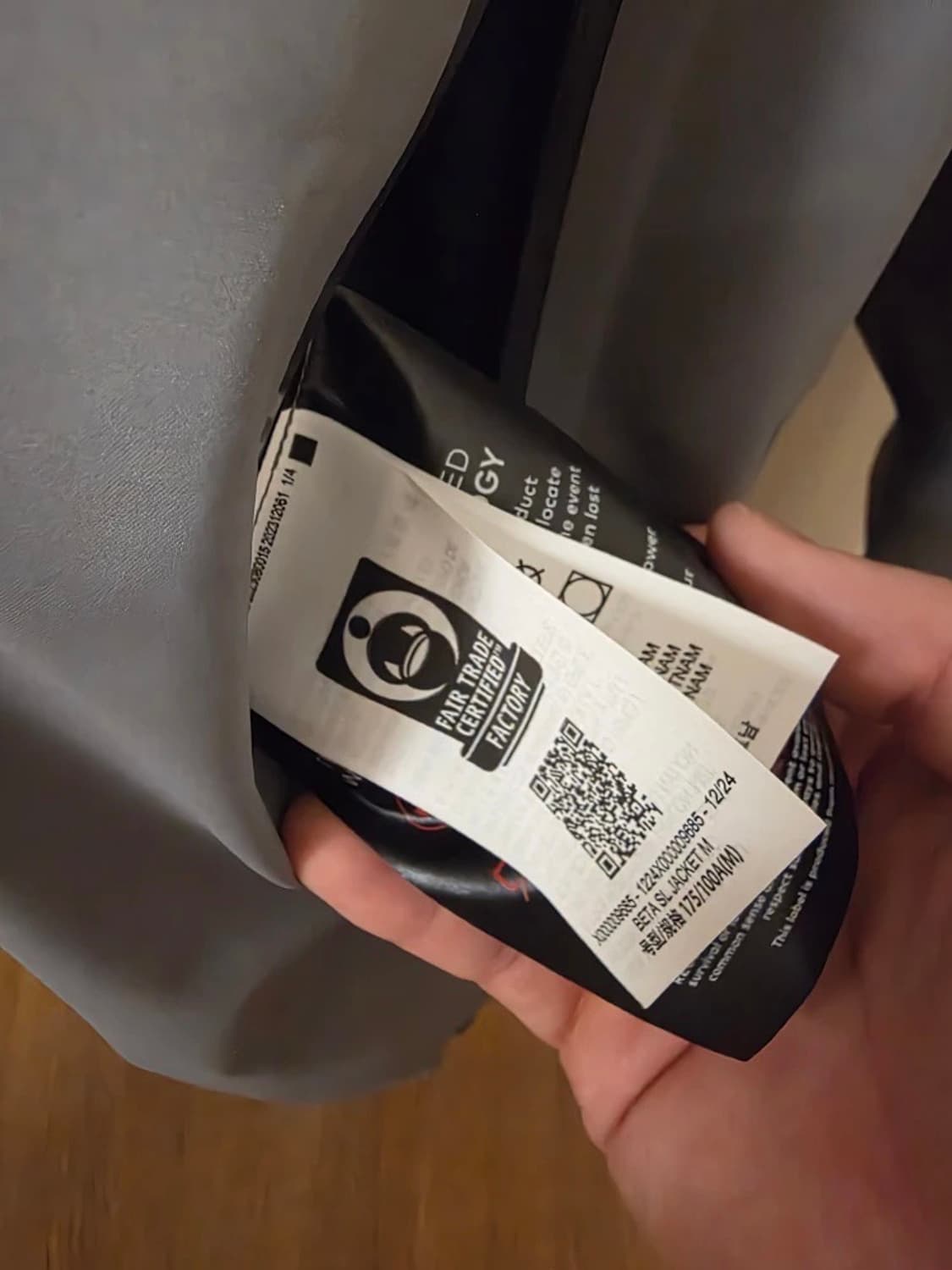 아크테릭스 베타 sl 자켓 M사이즈 판매합니다. 색상은 무난한 회색입니다 상품이미지2