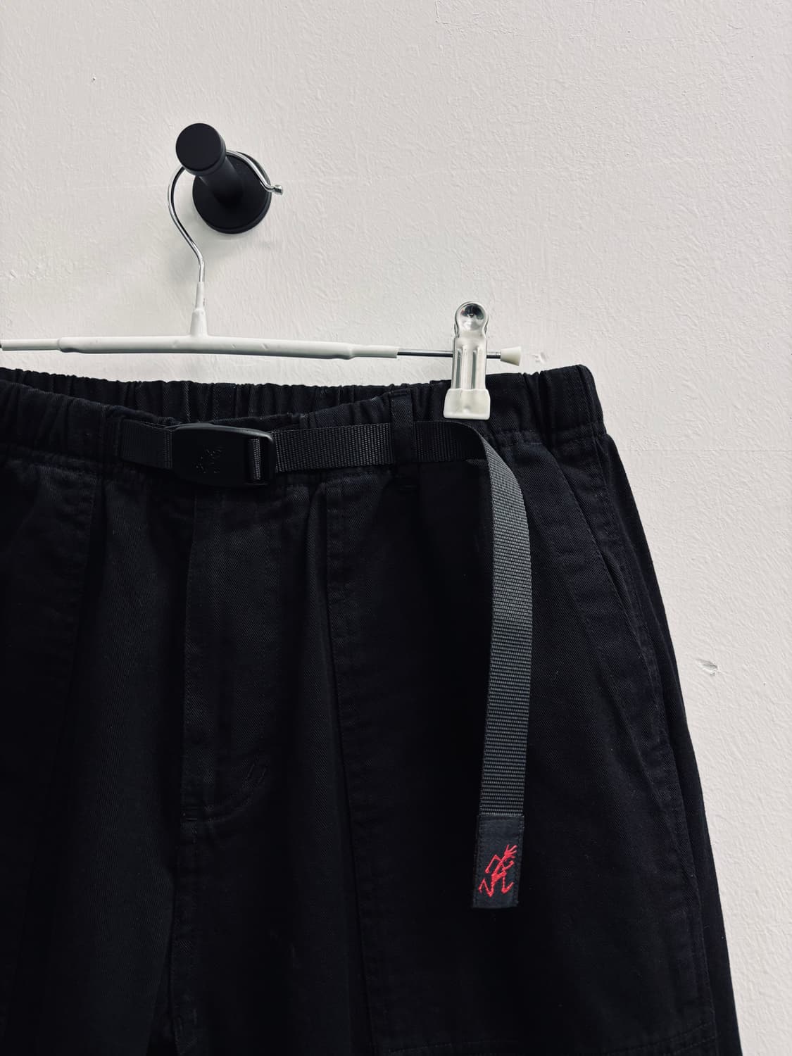 GRAMICCI 그라미치 블랙 루즈 테이퍼드 팬츠 상품이미지2