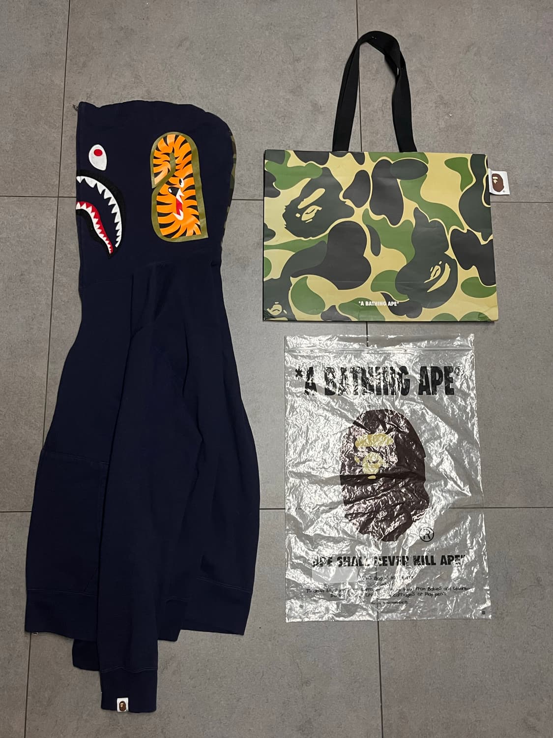 새상품급) 베이프 다크블루 반카모 샤크 후드집업 상품이미지2