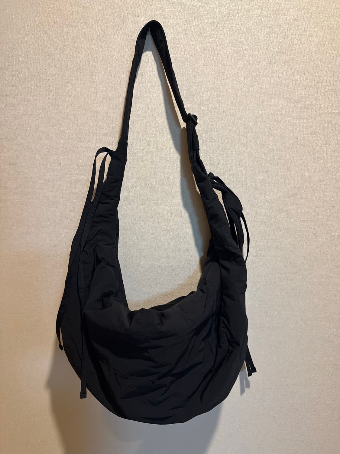 코스 캐노피 나일론 크로스바디백 블랙 상품이미지4