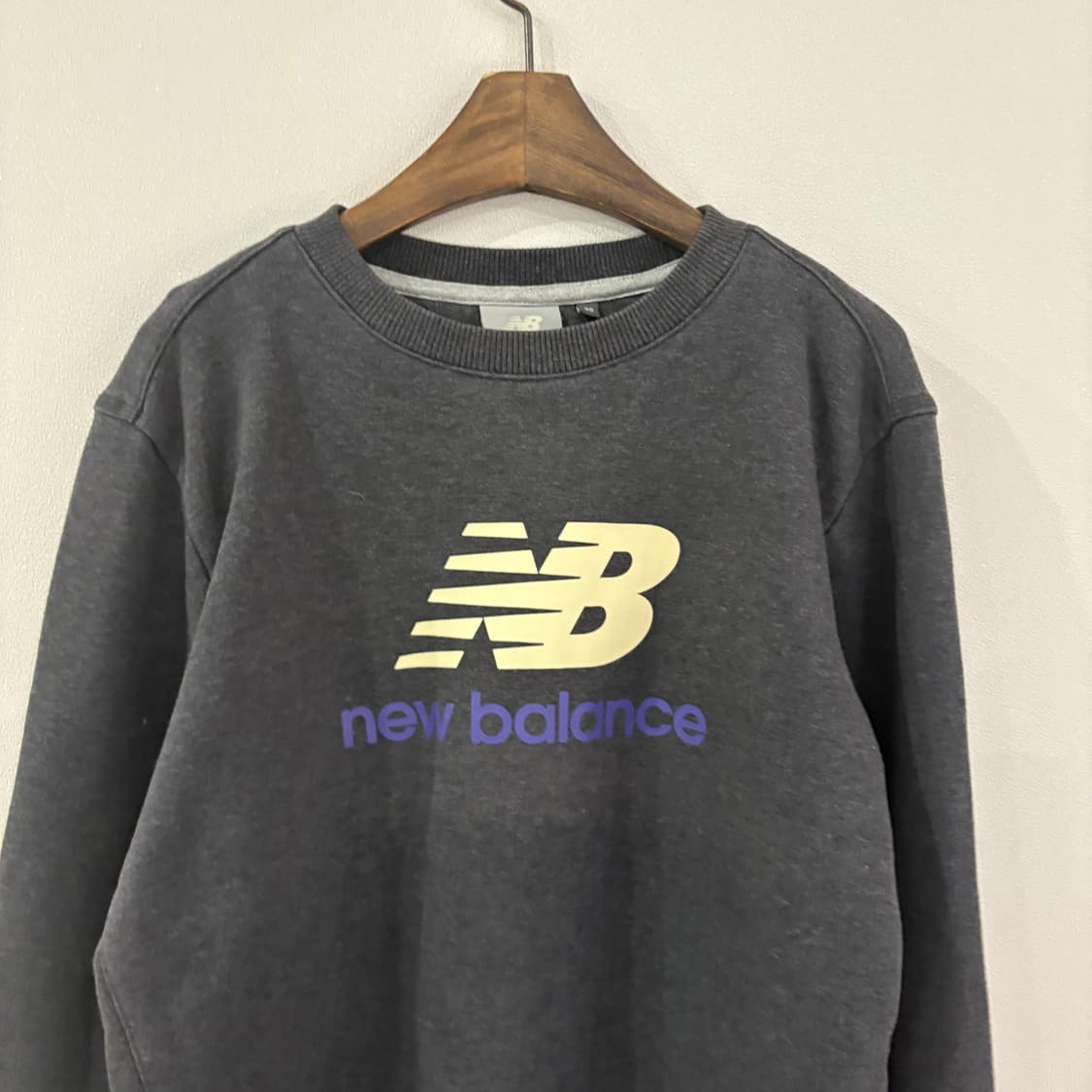 뉴발란스 맨투맨 티셔츠 차콜 90 상품이미지3