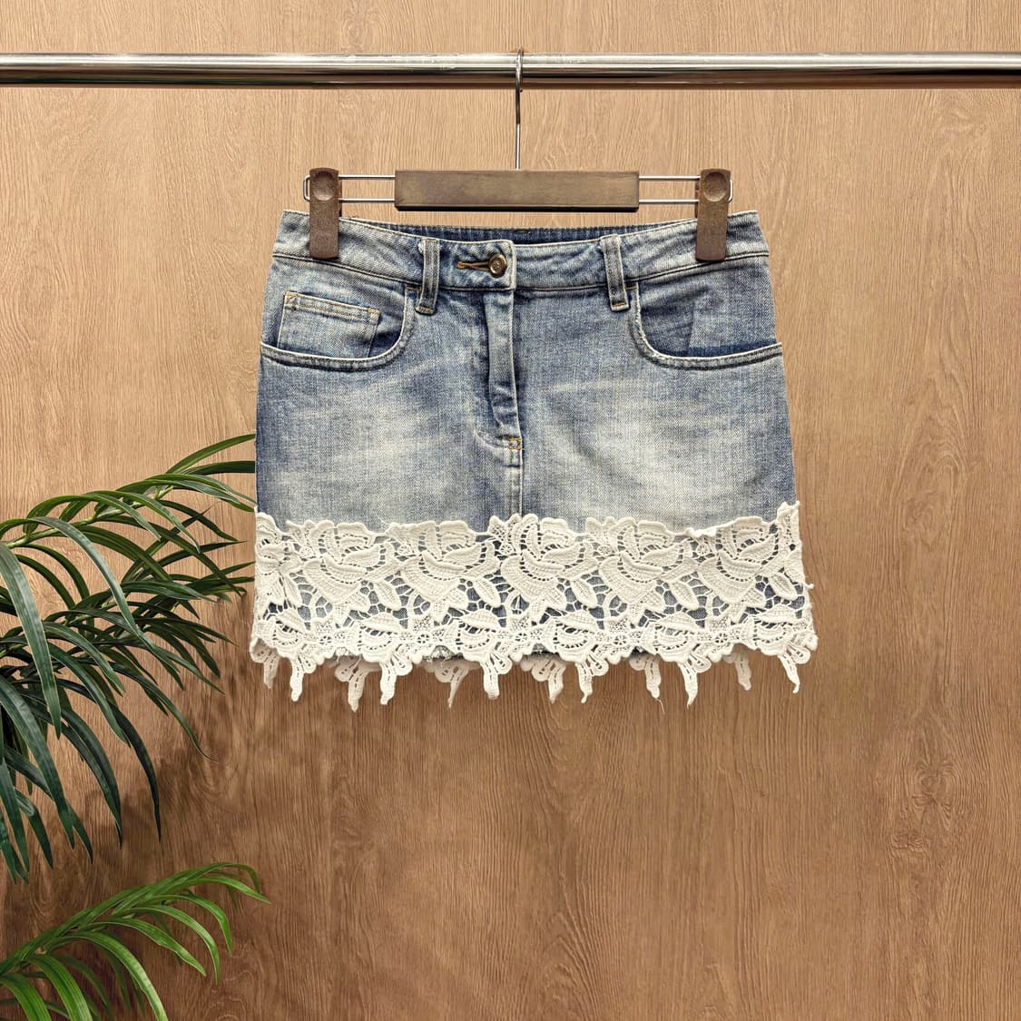 돌체앤가바나 데님 미니 스커트 밑단 화이트 레이스 트리밍 디테일 연청 상품이미지1