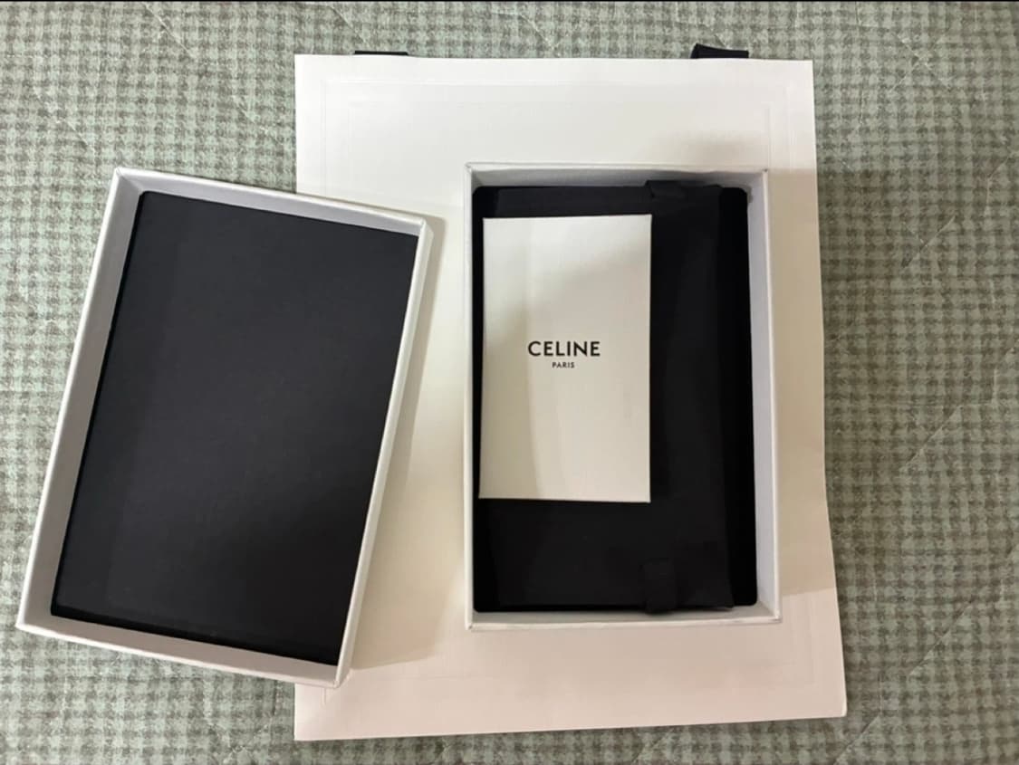 공홈구매 새제품)셀린느 트리옹프 카드

지갑 - 샤이니 카프스킨 스모크 상품이미지2