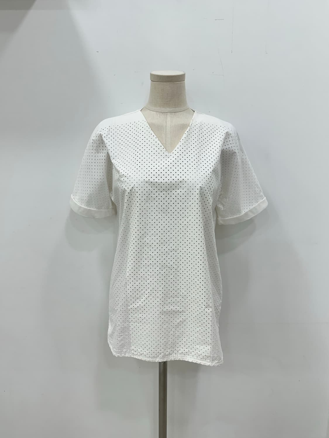 미샤 펀칭 디테일 브이넥 블라우스 상품이미지1