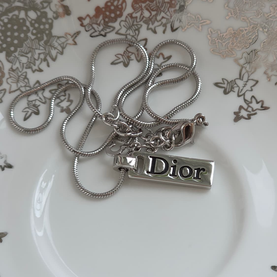 디올 은장 세로바 세로플레이트 dior 로고 펜던트 목걸이 상품이미지3