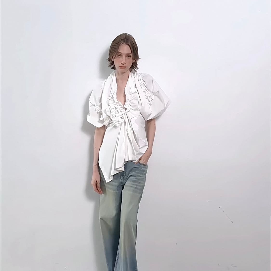 BOLD italic 화이트 셔링 백리스 블라우스 상품이미지4