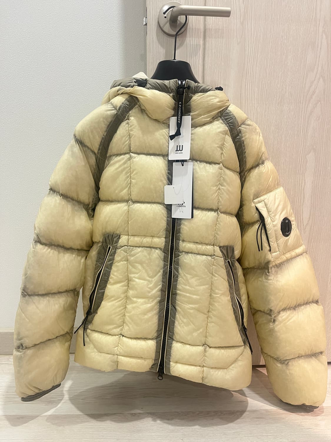 CP컴퍼니 DD쉘 패딩 다운 자켓 / 피스타치오 베이지 화이트 상품이미지1