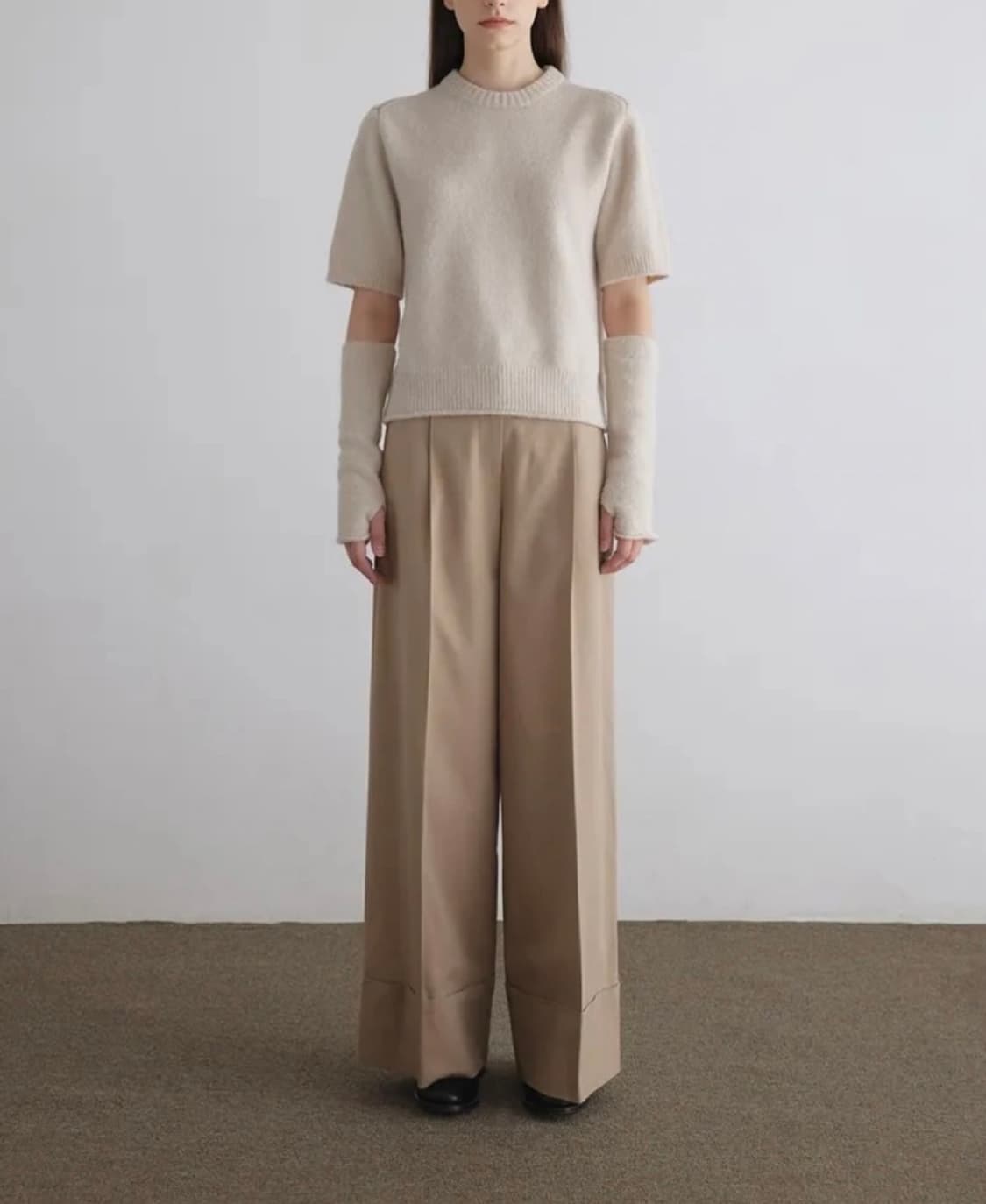 어센틱워드로브 숄더 라인 풀오버 워머 반팔 니트 / 베이지 상품이미지1