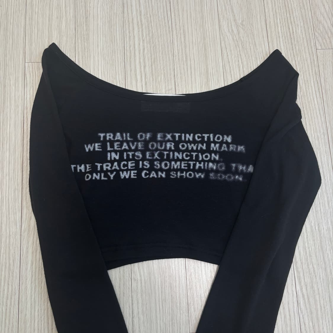 보헤미안서울 프린티드 롱슬리브 크롭 블랙 상품이미지6