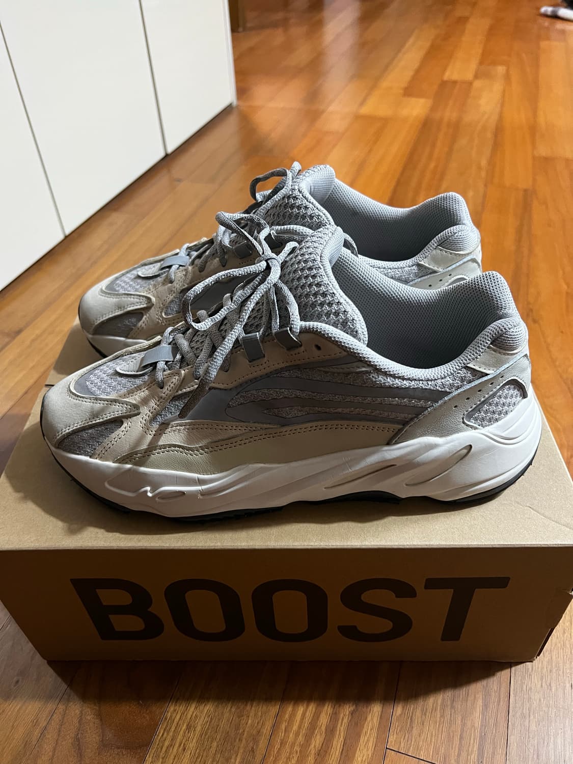 이지부스트 700 v2 크림 상품이미지4