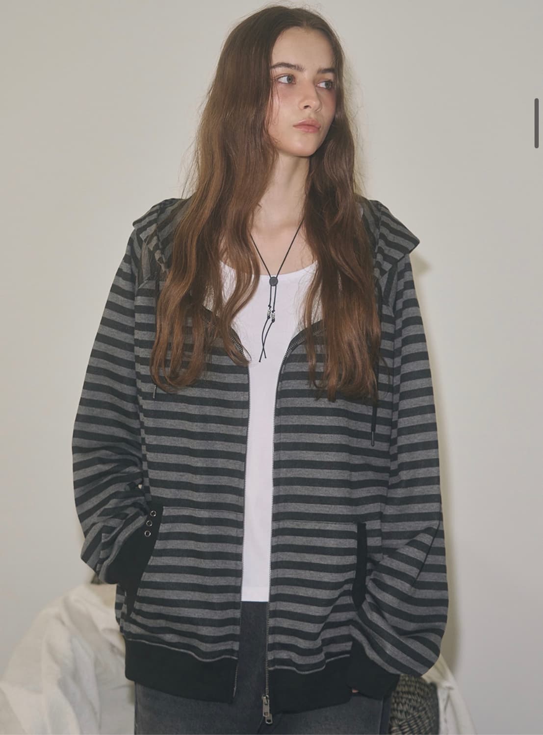 (L) 레더리 스트라이프 레글런 후디 [CHARCOAL] 판매 상품이미지5