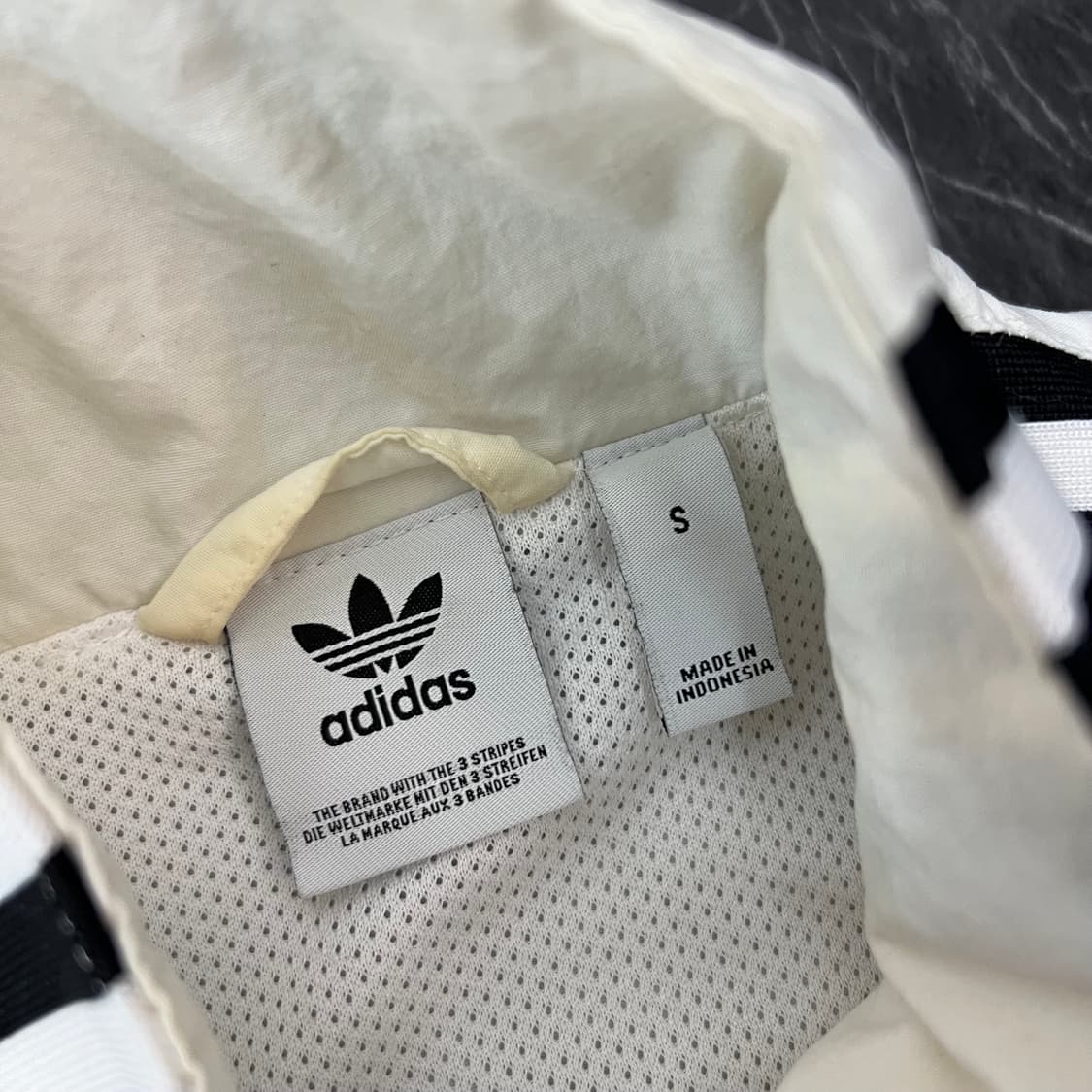 여성용 아디다스 삼선 화이트 나일론 우븐 학업 바람막이 자켓  상품이미지3