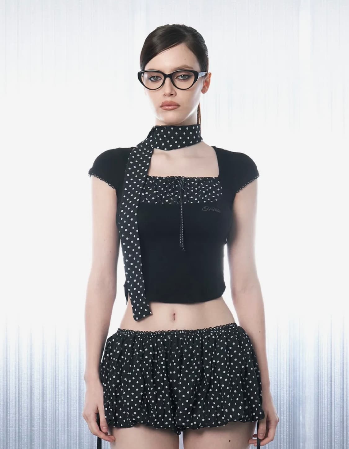 [새 제품] 힐다 도트 스퀘어 크롭 탑 블랙 상품이미지1