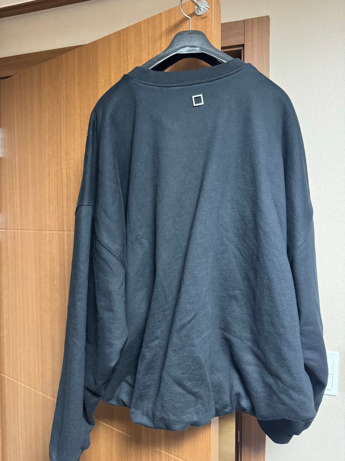 우영미 24FW 오버핏 스웨트셔츠 블랙 48 상품이미지5