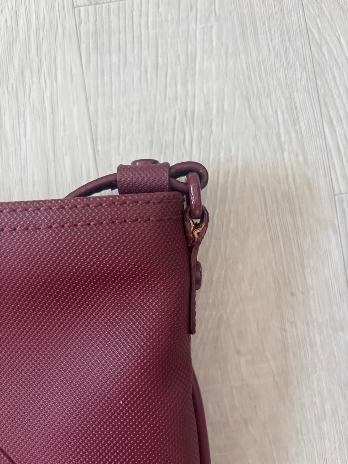 [라코스테 Lacoste] NEW CLASSIC 플랫 크로스백 (버건디) 상품이미지5