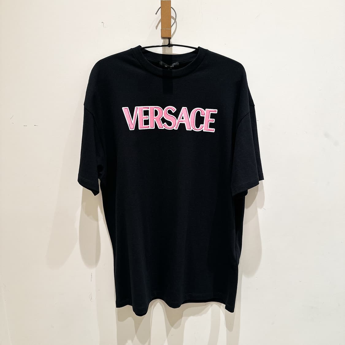 (정품/새상품) VERSACE 베르사체 여성 블랙 핑크 로고 티셔츠 상품이미지1