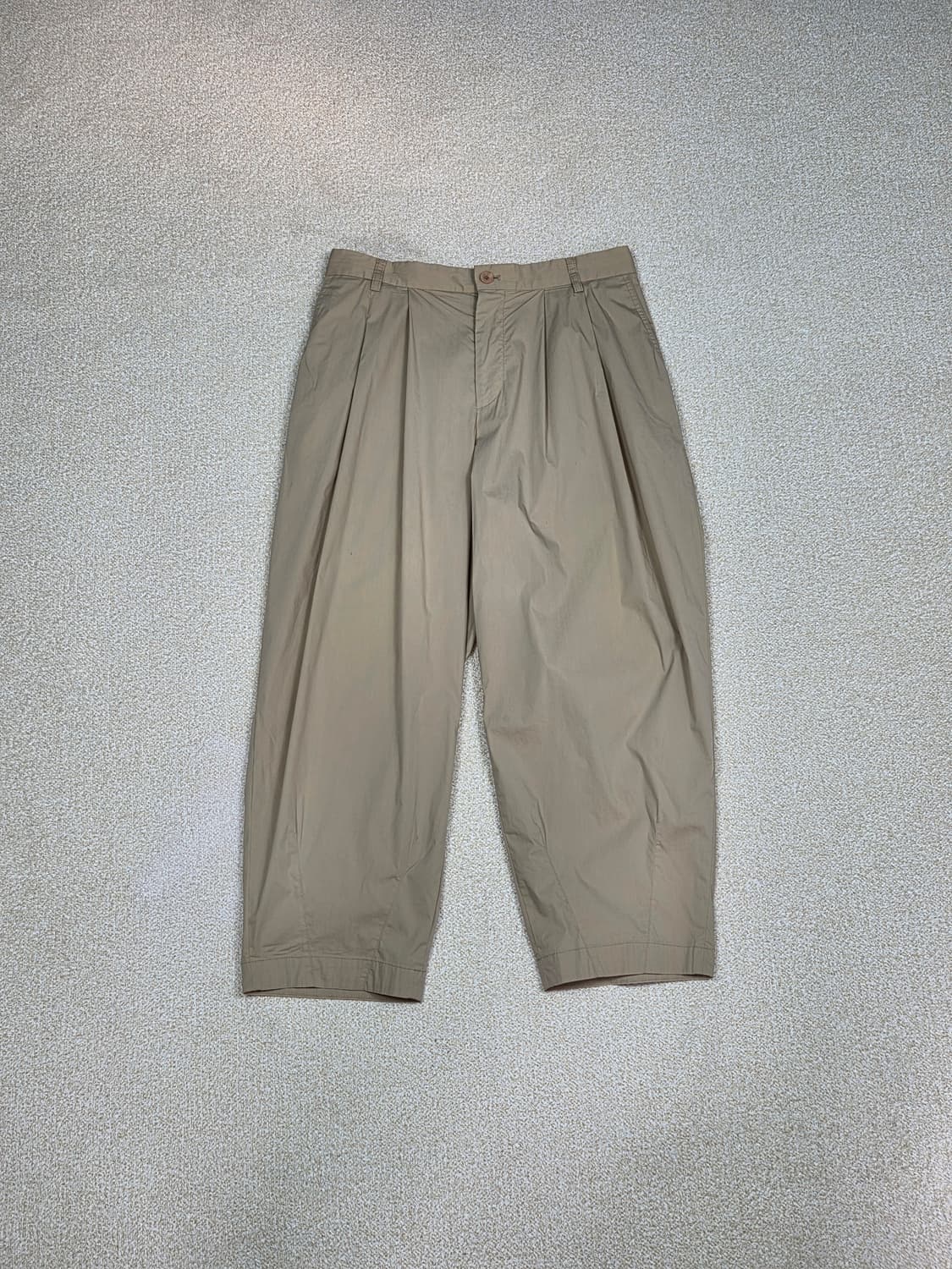 [비이커] 세미 배기핏 코튼 블렌드 턱 팬츠 | A00173 상품이미지1