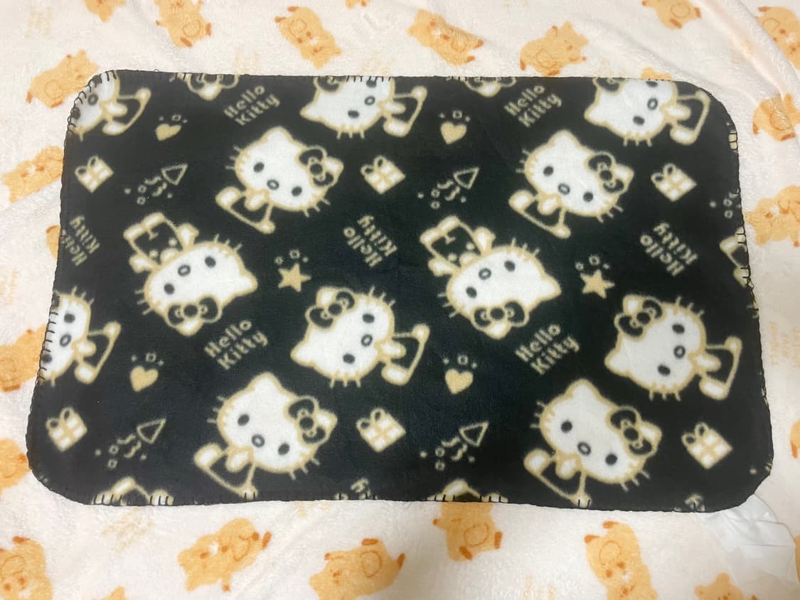 빈티지 산리오 Sanrio 헬로키티 블랙 무릎담요 💛🖤 상품이미지1