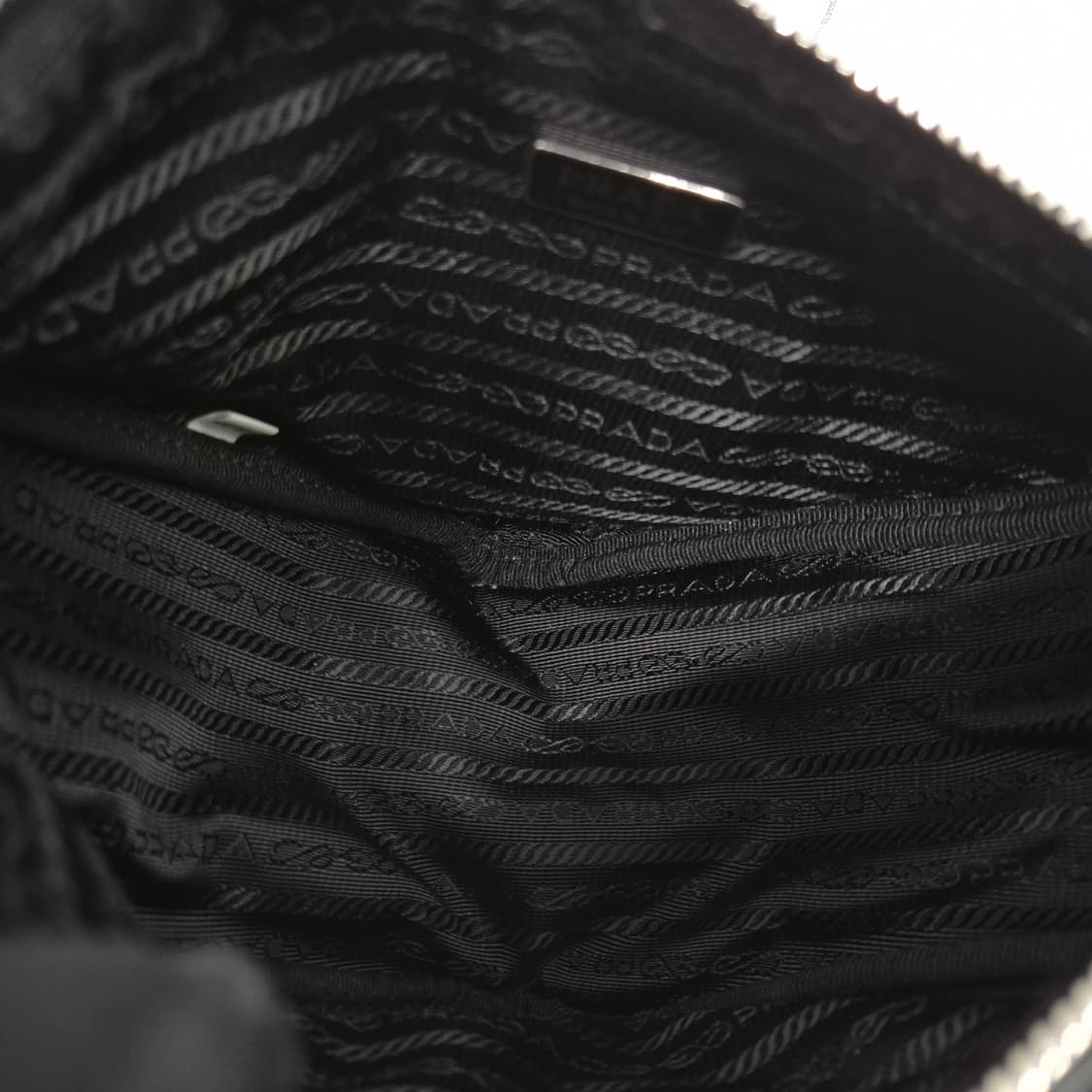 프라다 트라이앵글 레더 숄더백 크로스백 블랙 (1BH190) 상품이미지10