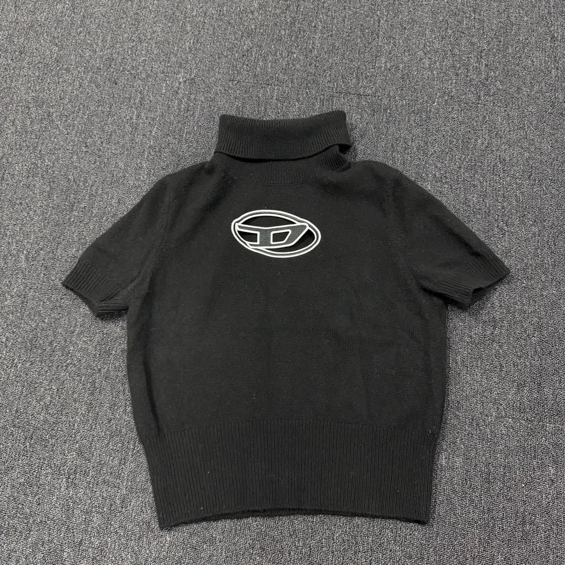 디젤 컷아웃 로고 터틀넥 니트 반팔 상품이미지2